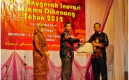 Gambar saya menerima anugerah daripada Timbalan Rektor HEP, En. Ag Bakar Ag. Tatam Gambar saya menerima anugerah daripada Timbalan Rektor HEP, En. Ag Bakar Ag. Tatam